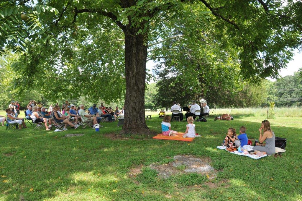 Among the 100 visitors to the concert, some even brought a picnic basket and enjoyed the event.